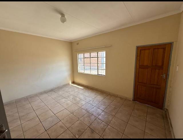 2 BEDROOM TOWNHOUSE FOR SALE IN VANDERBIJLPARK CW 5